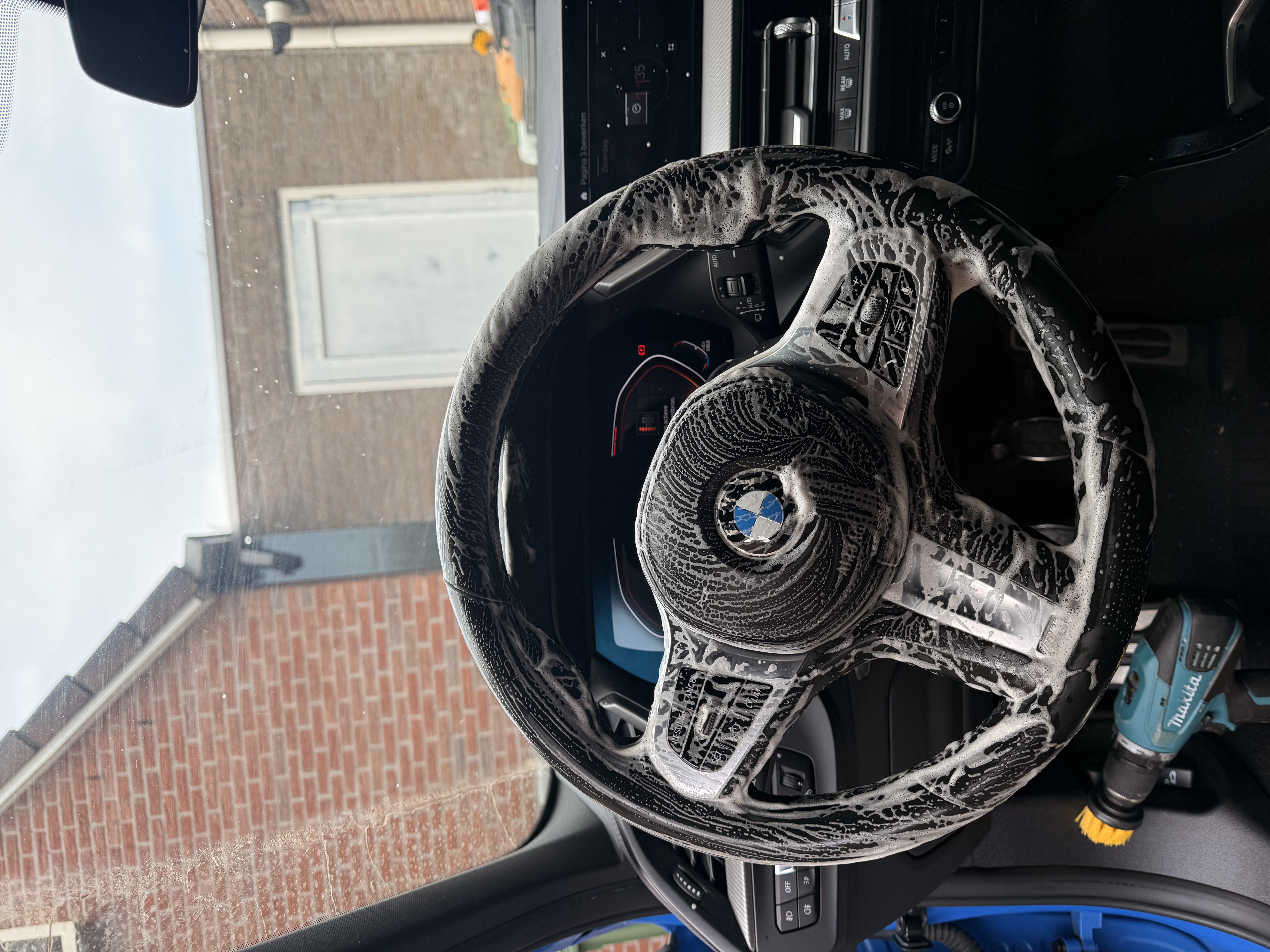 Stuur en interieur tot in detail gewassen